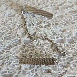 Vintage Silver-Tone Tie Bar with Chain – Classic Mid-Century Men’s Accessory